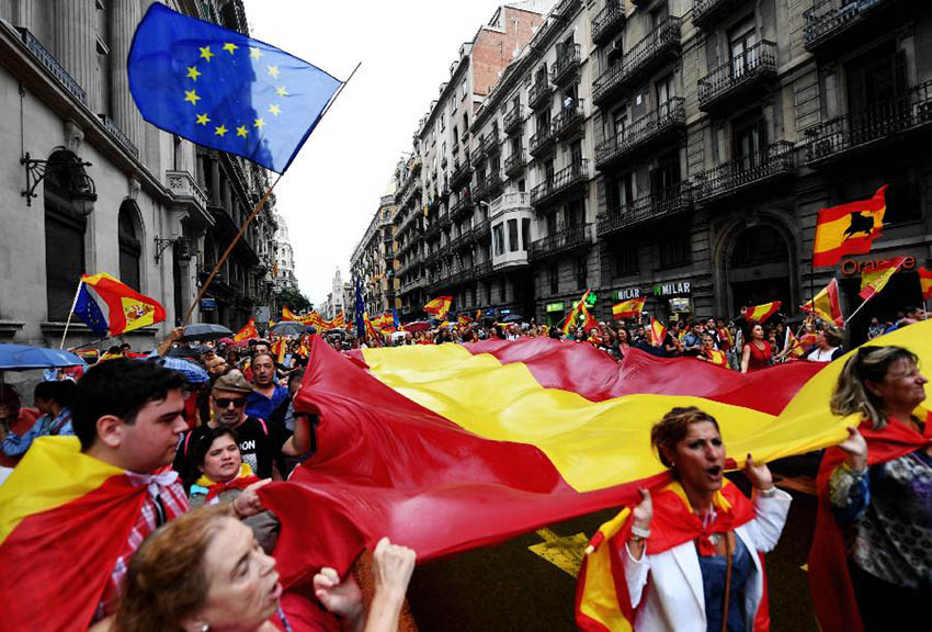 Milhares vão às ruas em Barcelona para defender unificação da Espanha
