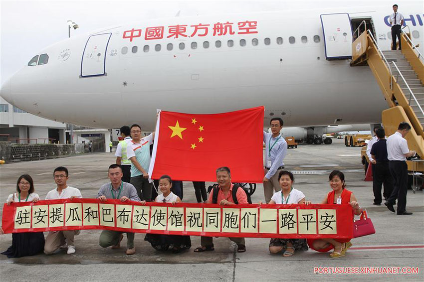 Voos fretados levam cerca de 400 chineses de volta para a China depois do Furacão Maria