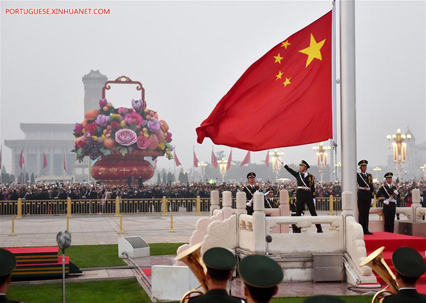 Cerimônias de hasteamento da bandeira nacional são realizadas ao redor da China