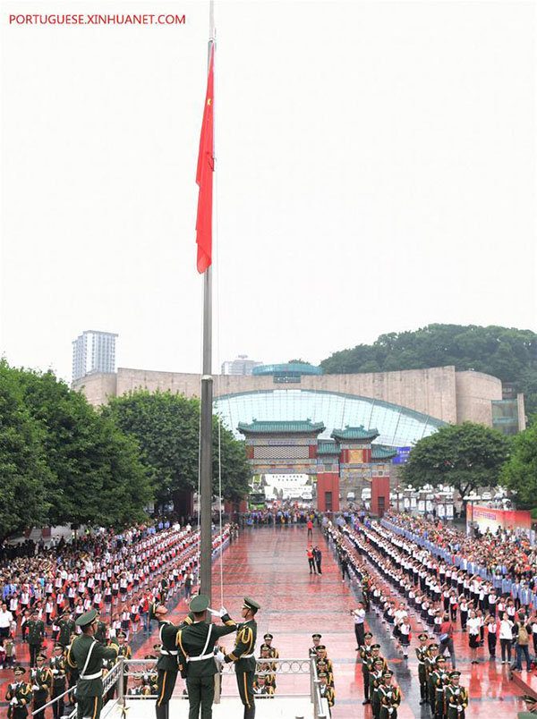 Cerimônias de hasteamento da bandeira nacional são realizadas ao redor da China