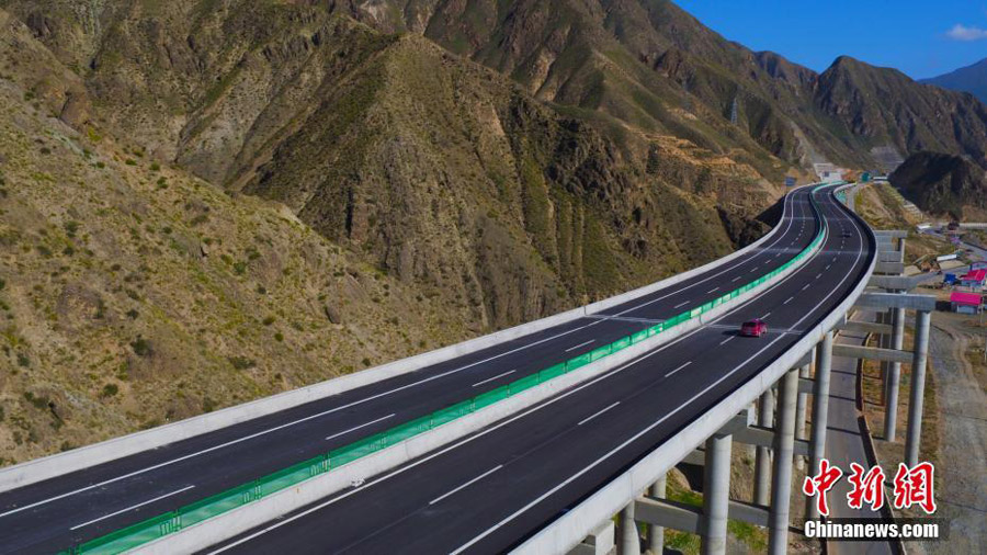Município autônomo no noroeste da China inaugura primeira autoestrada