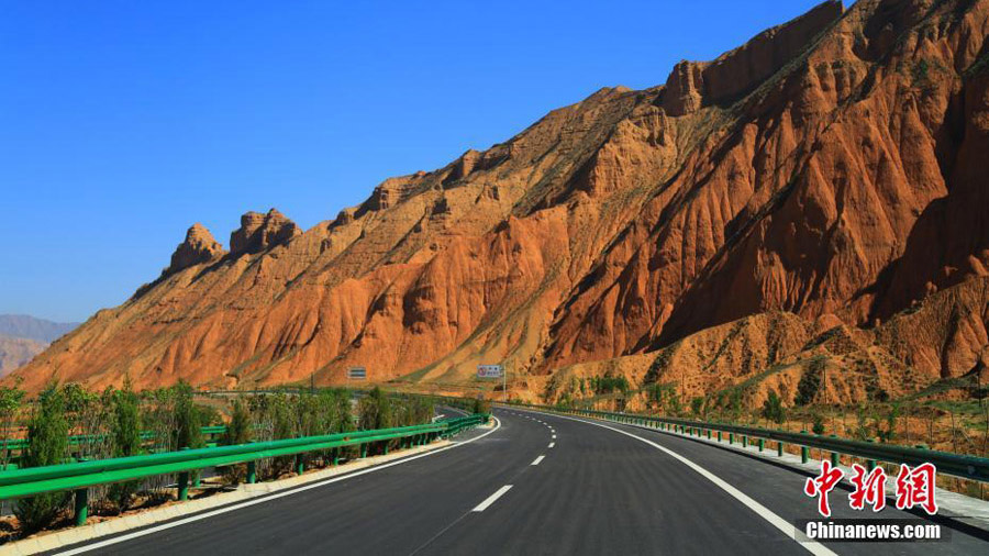 Município autônomo no noroeste da China inaugura primeira autoestrada