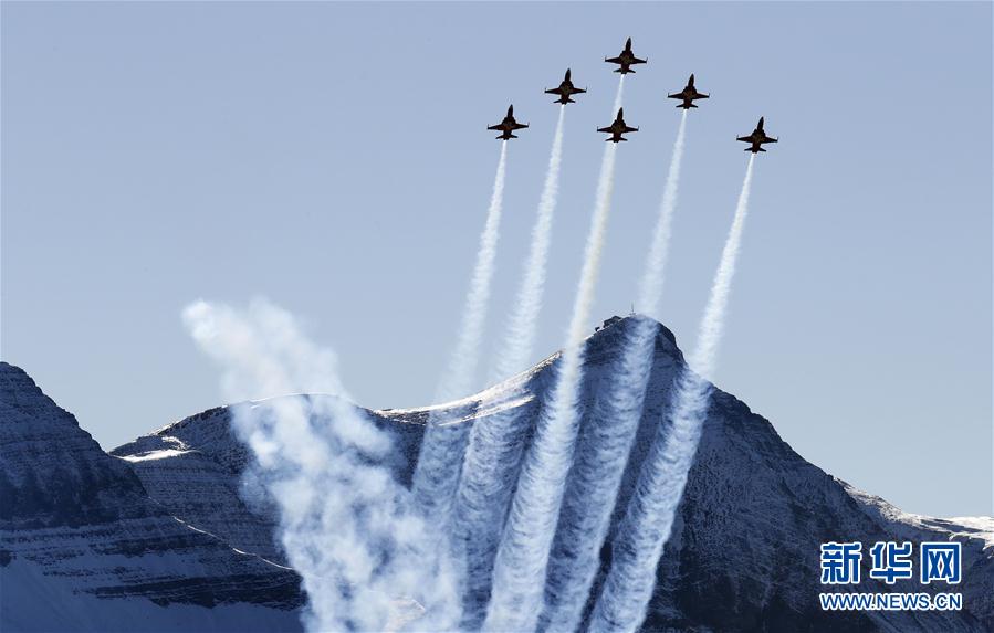Força Aérea Suíça realiza exercício nos Alpes