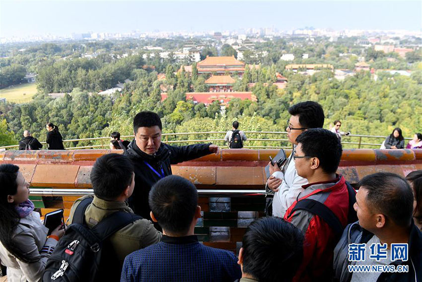 Jornalistas do 19º Congresso Nacional do PCCh visitam Eixo Central de Beijing