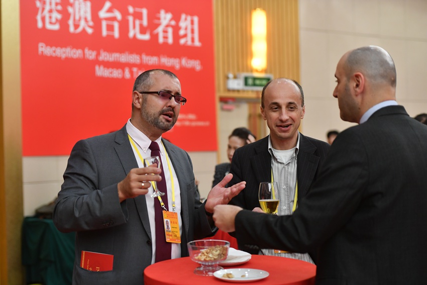 Galeria: Centro de imprensa do 19º Congresso Nacional do PCCh realiza banquete de boas-vindas para jornalistas