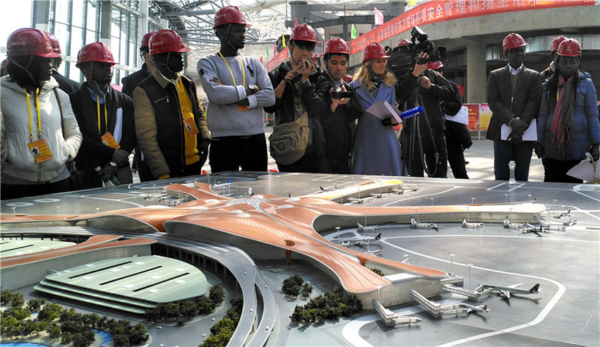 Jornalistas assistem a uma apresentação dos progressos realizados no novo aeroporto de Beijing, na segunda-feira. 