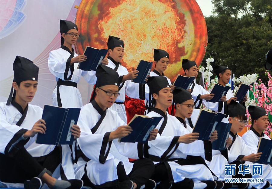 Alunos estrangeiros participam de competição de chinês em Kunming