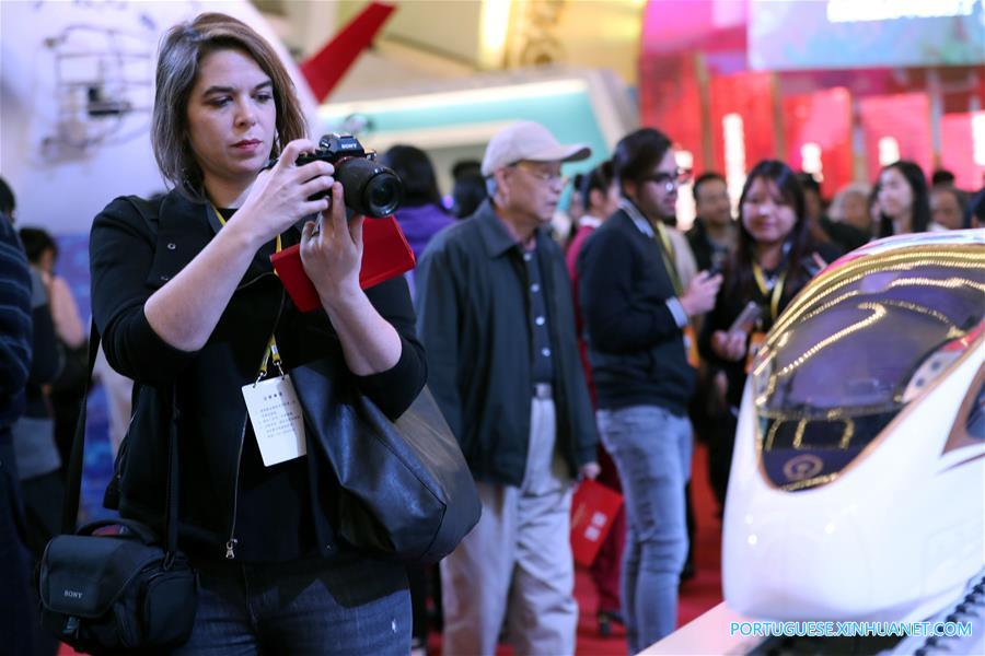 Jornalistas estrangeiros visitam exposição sobre conquistas da China nos últimos cinco anos