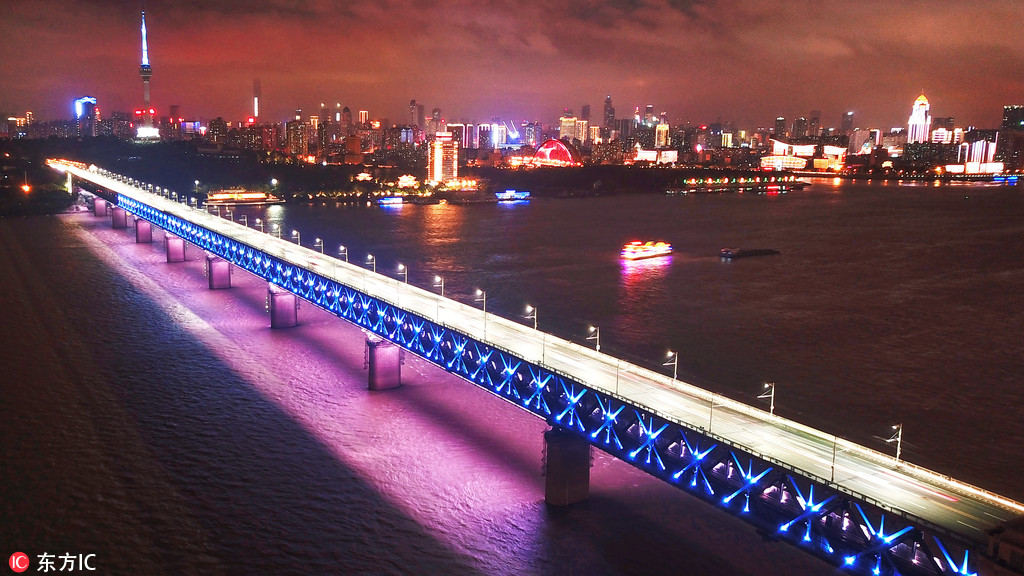 Panorama aéreo da ponte do Rio Yangtze em Wuhan