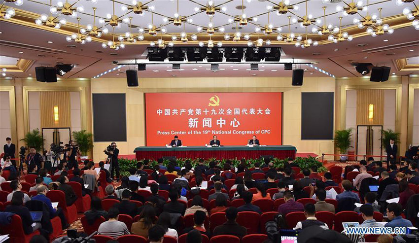 Centro de imprensa do 19º Congresso Nacional do PCCh realiza coletiva de imprensa