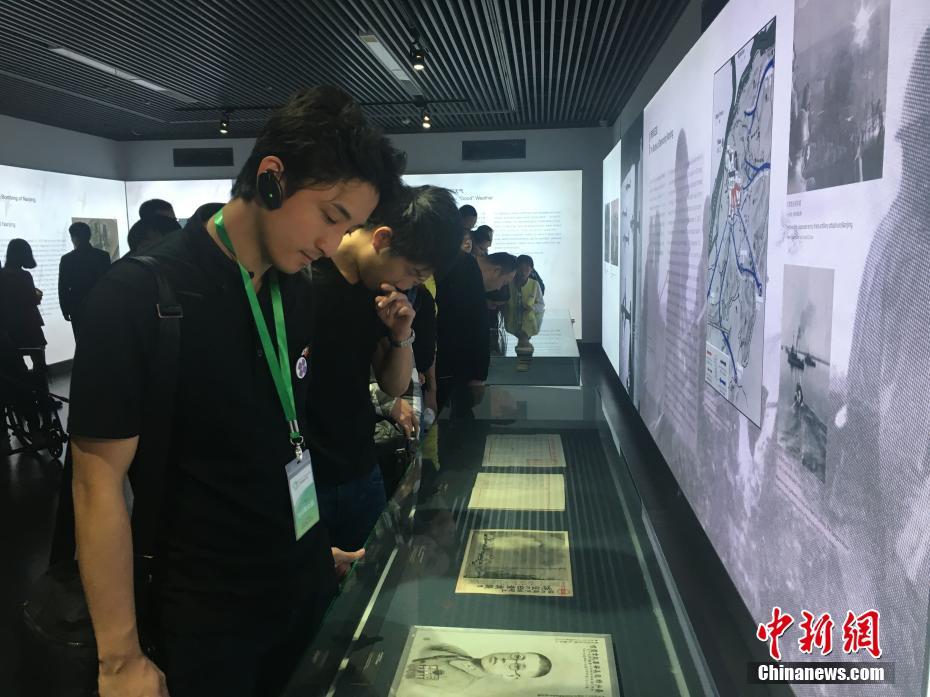 Jovens japoneses lamentam vítimas do Massacre de Nanjing