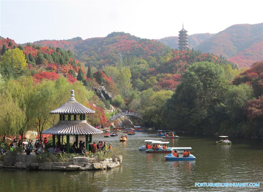 Turistas visitam paisagem de outono em Jinan