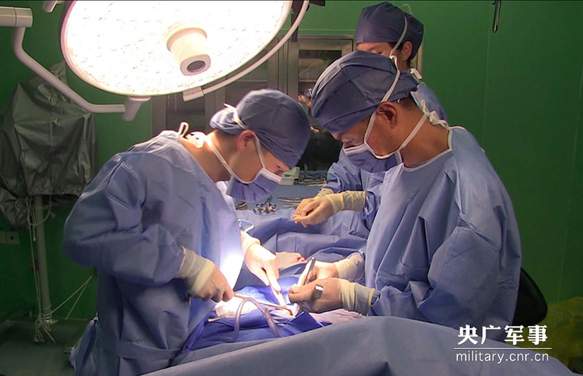 Navio hospital chinês oferece serviço médico a pacientes angolanos