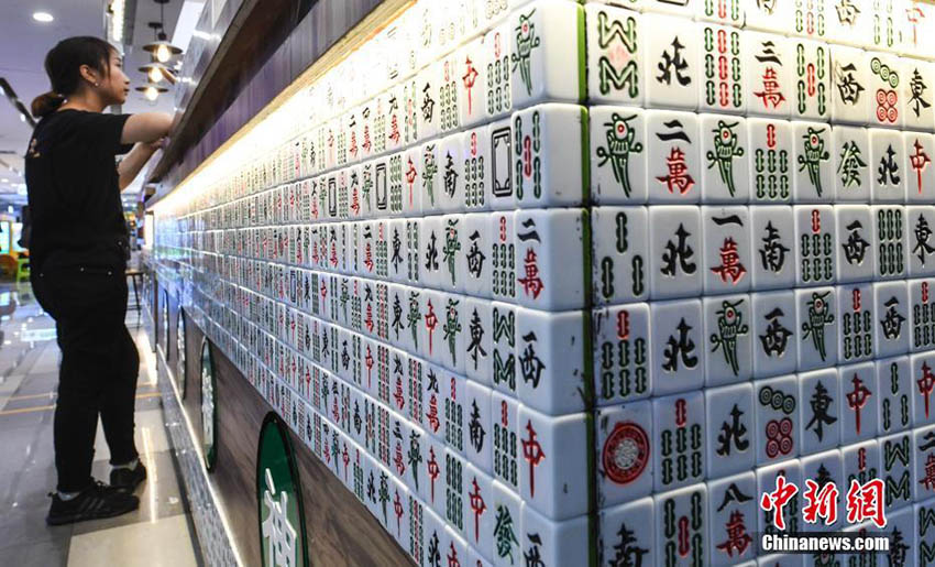 Parede decorada com peças de mahjong faz furor em Jinan
