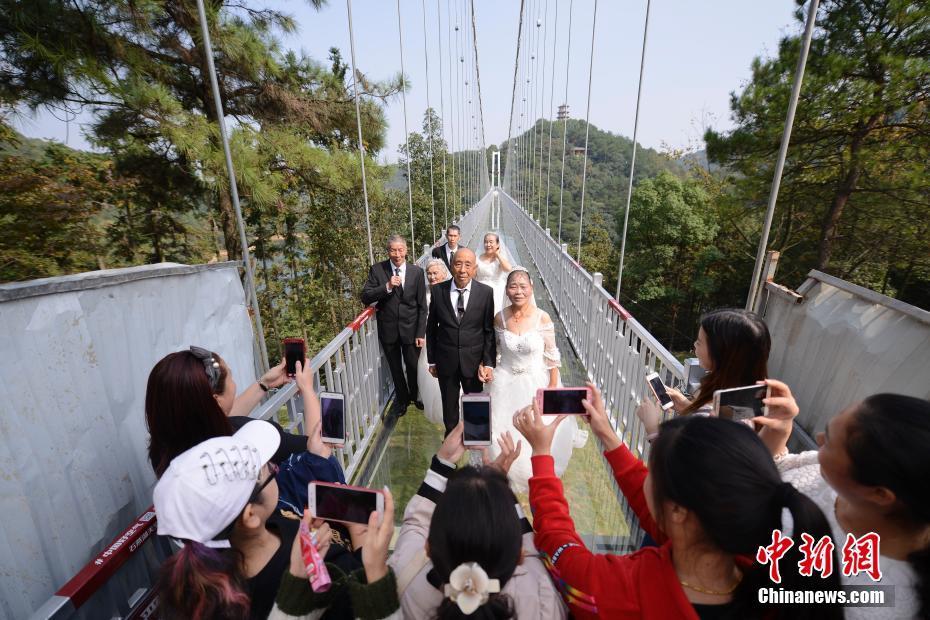 Casais idosos realizam sessão fotográfica de casamento em ponte de vidro