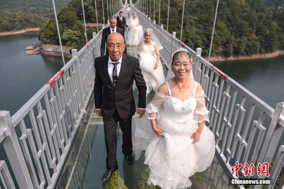 Casais idosos realizam sessão fotográfica de casamento em ponte de vidro