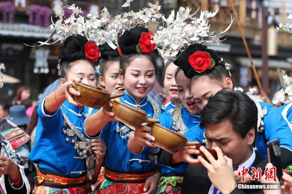 Guizhou: Mais de 20,000 convidados em banquete com 2,140 metros de comprimento 
