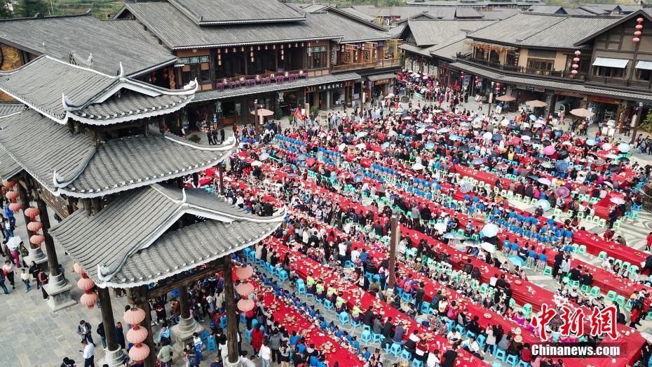 Guizhou: Mais de 20,000 convidados em banquete com 2,140 metros de comprimento 