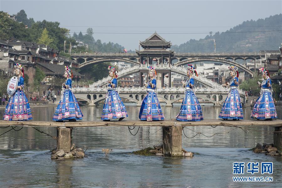 Vestuário da etnia Miao em exibição no festival cultural em Hunan