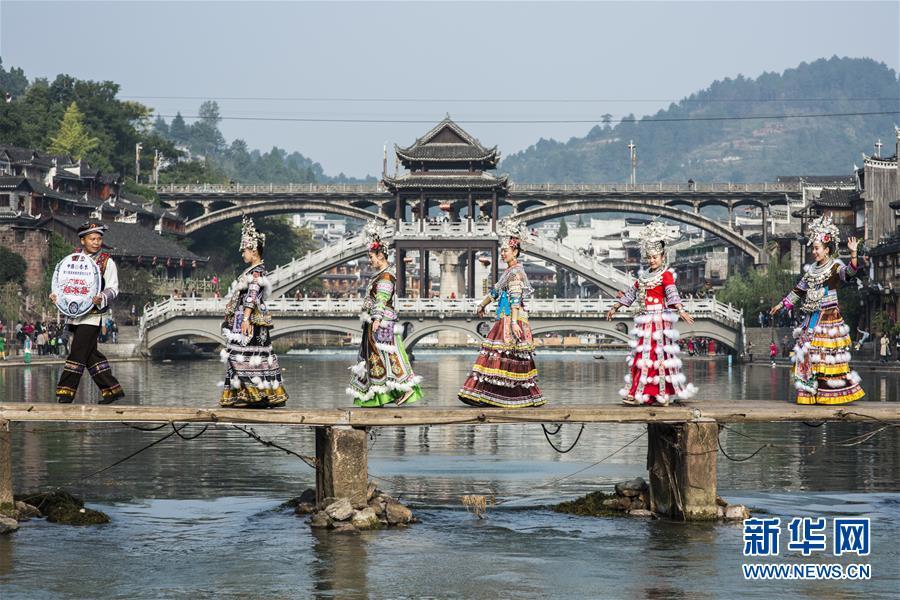Vestuário da etnia Miao em exibição no festival cultural em Hunan