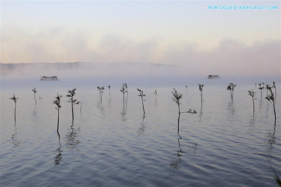 Lago Tianquan envolto pela névoa em Jiangsu