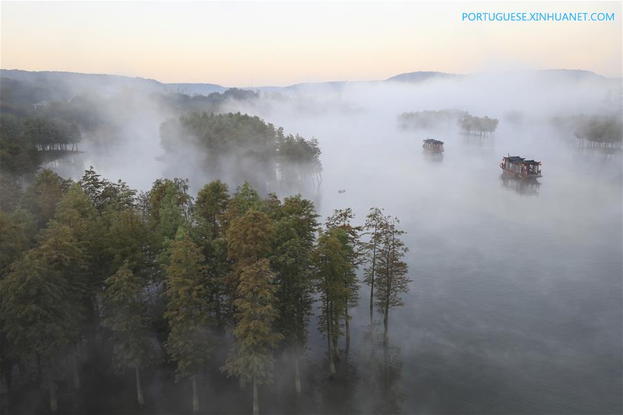 Lago Tianquan envolto pela névoa em Jiangsu