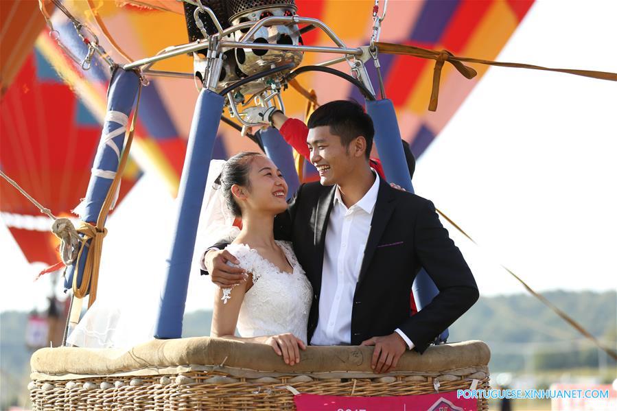 Cerimômia de casamento conjunta é realizada em balões de ar quente em Nanjing