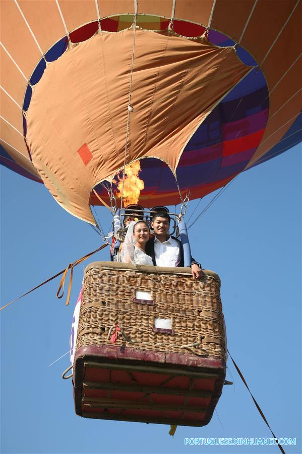 Cerimômia de casamento conjunta é realizada em balões de ar quente em Nanjing