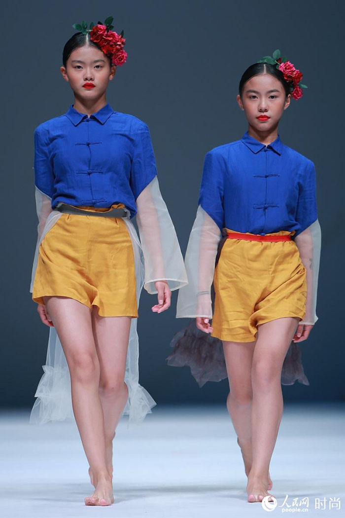 Trajes tradicionais para crianças em destaque na Semana da Moda Internacional da China