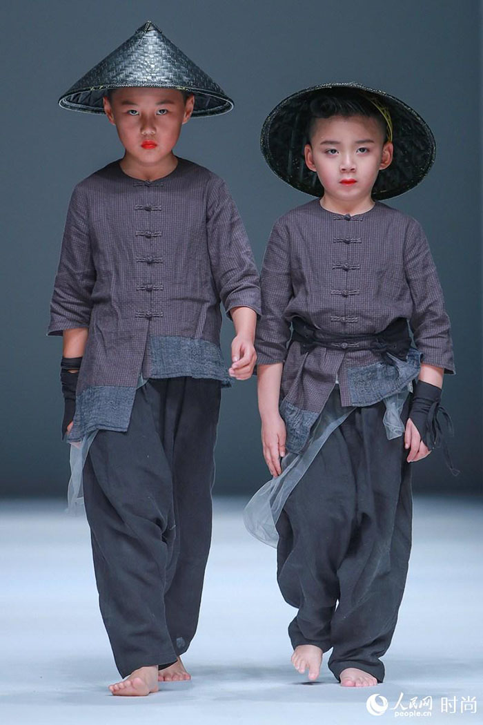 Trajes tradicionais para crianças em destaque na Semana da Moda Internacional da China