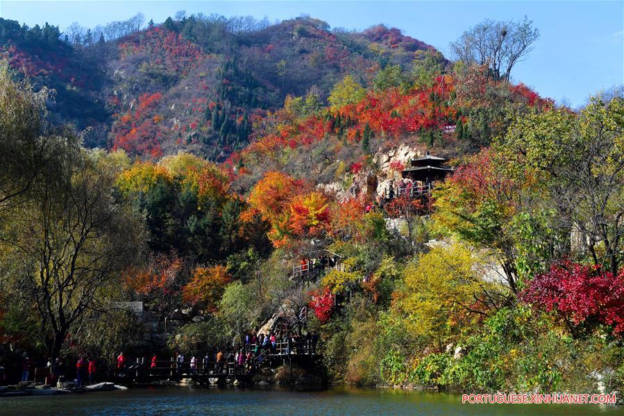 Turistas aproveitam paisagem da montanha Jiuru em Shandong, no leste da China