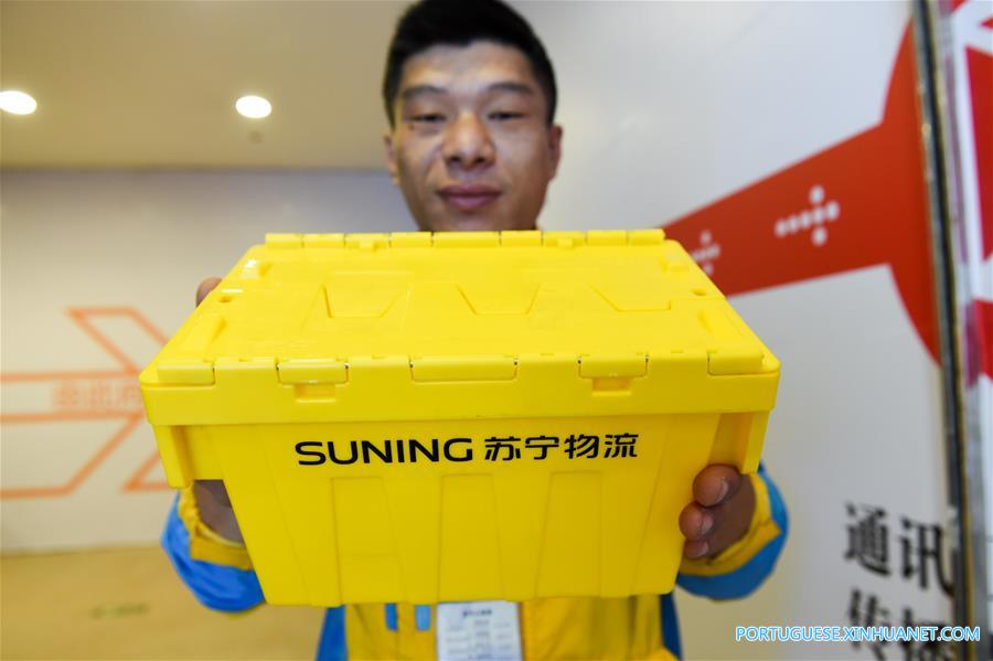 Caixas de entrega recicláveis na base logística da Suning