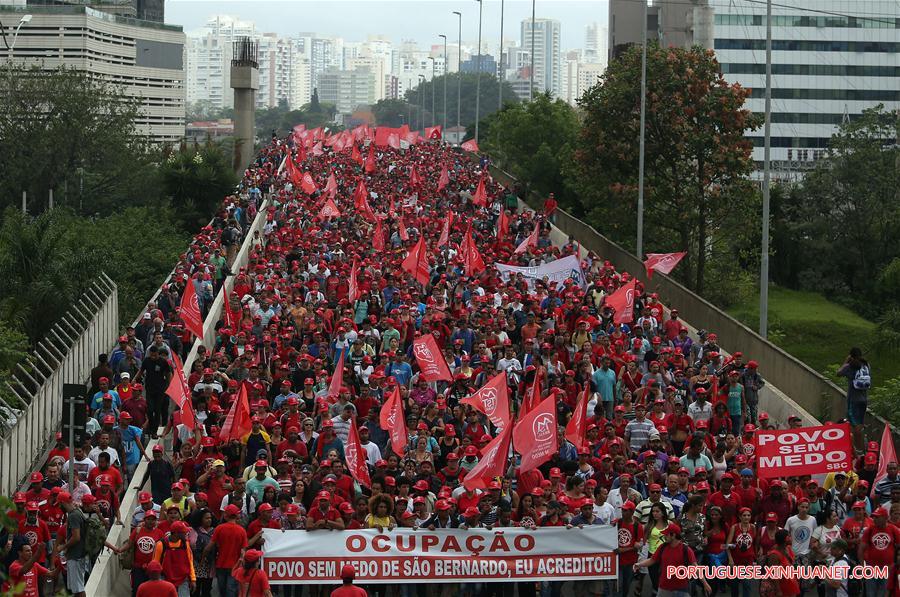 Membros do MTST participam de protesto em São Paulo
