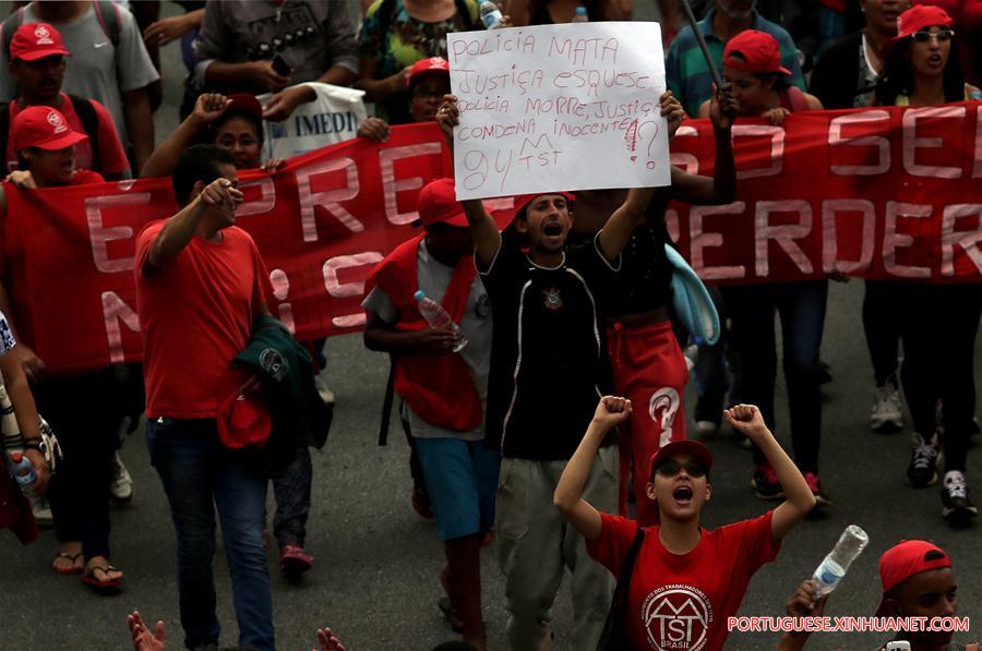 Membros do MTST participam de protesto em São Paulo