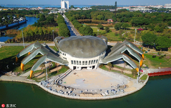 Construção de edifício em forma de caranguejo prossegue em Jiangsu