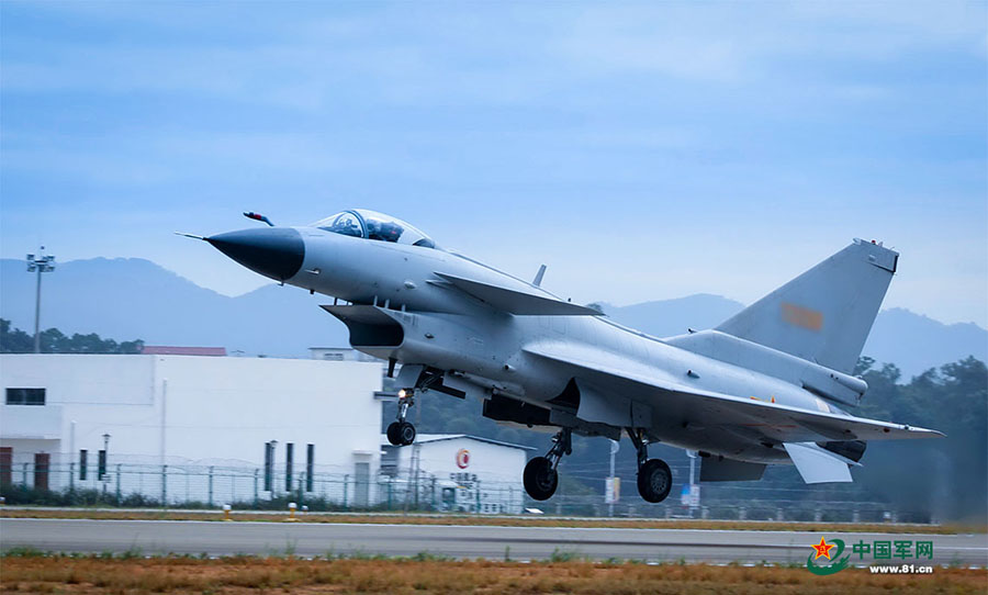 Força Aérea da China realiza exercício de reabastecimento no sul do país