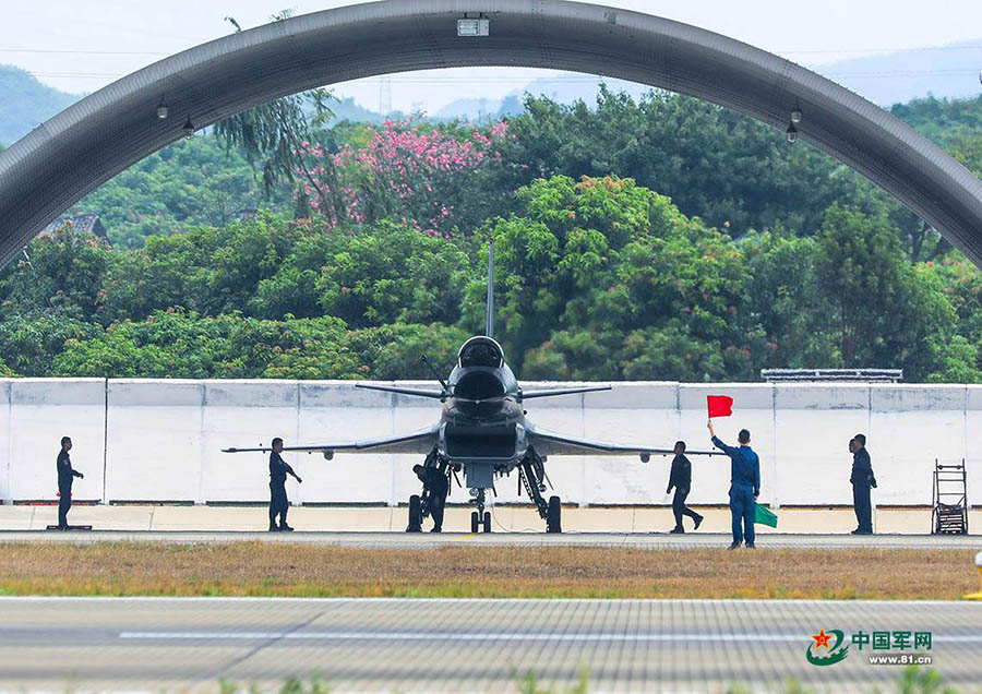 Força Aérea da China realiza exercício de reabastecimento no sul do país