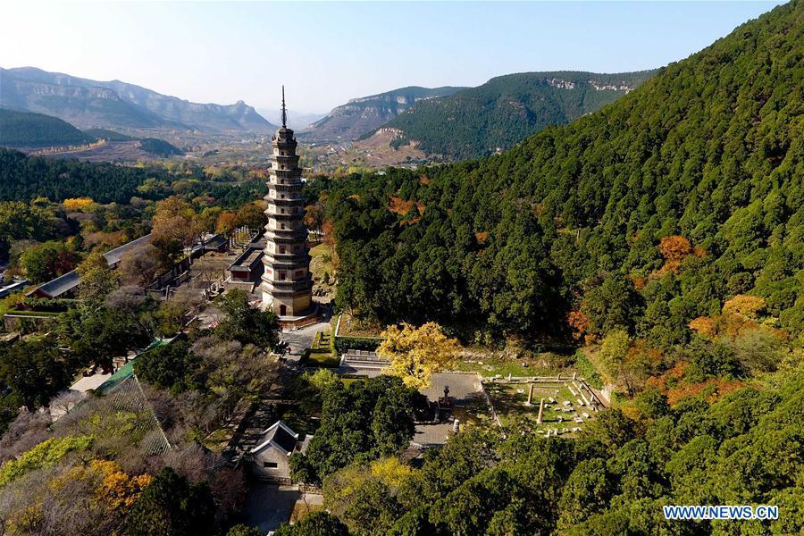 Galeria: Cenário outonal do Templo Lingyan em Jinan
