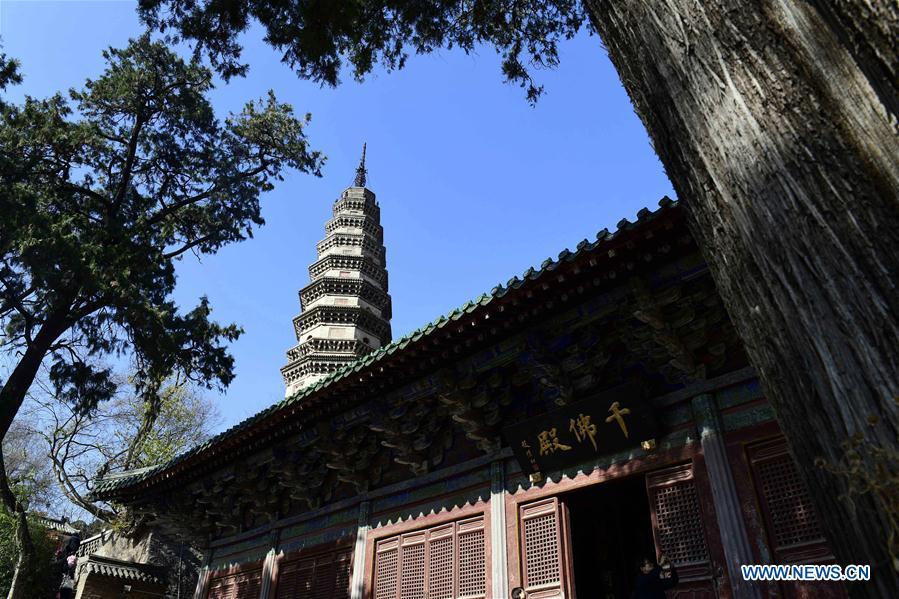 Galeria: Cenário outonal do Templo Lingyan em Jinan