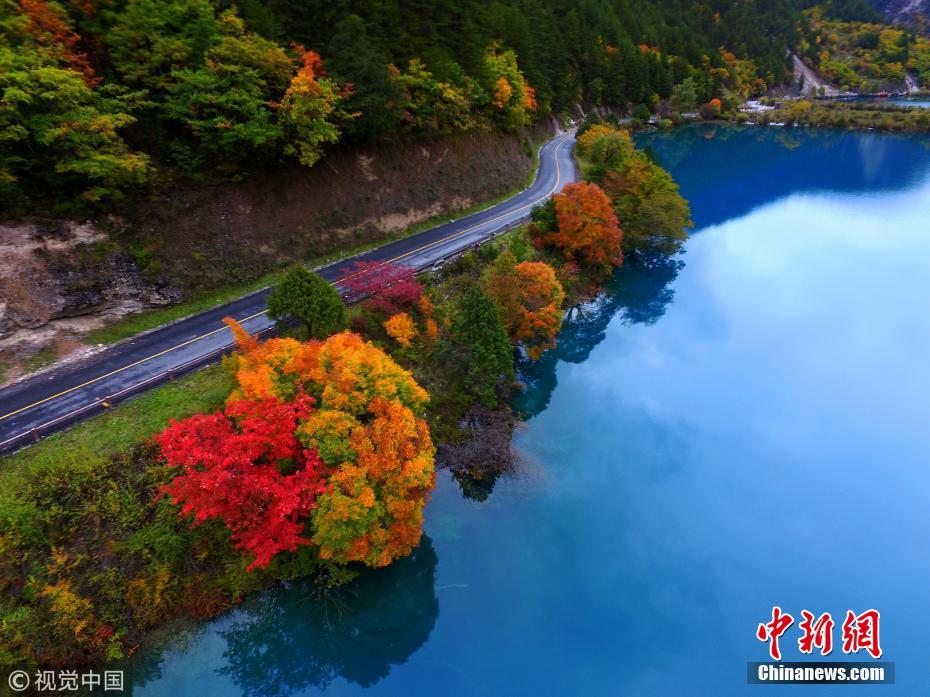 Galeria: Após terremoto, paisagem outonal devolve beleza característica a Jiuzhaigou