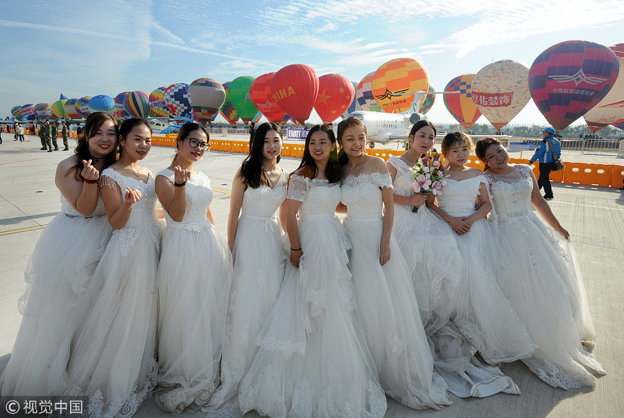 Galeria: 100 casais celebram casamento a bordo de balões de ar 
