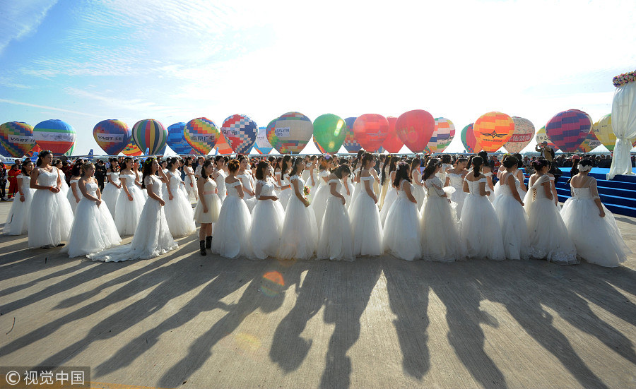 Galeria: 100 casais celebram casamento a bordo de balões de ar 