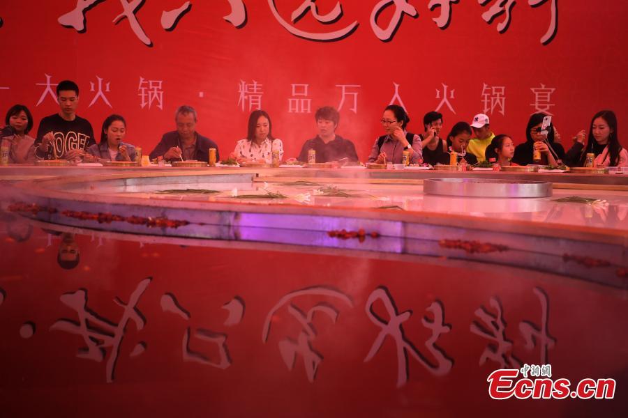 Hotpot de 13 toneladas servido no festival de hotpot de Chongqing