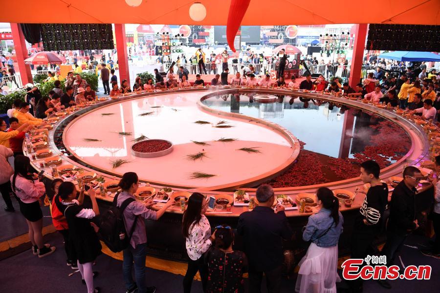 Hotpot de 13 toneladas servido no festival de hotpot de Chongqing