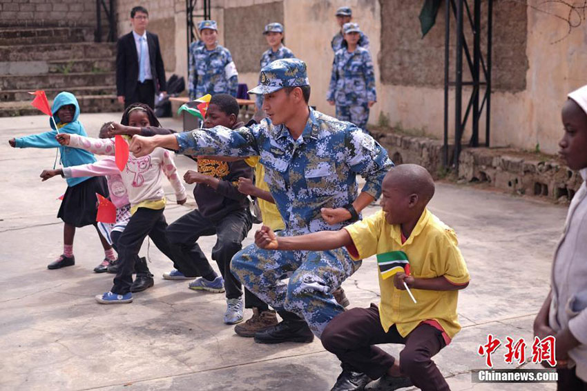 Navio-hospital chinês “Arco da Paz” oferece tratamento médico a crianças deficientes em Moçambique