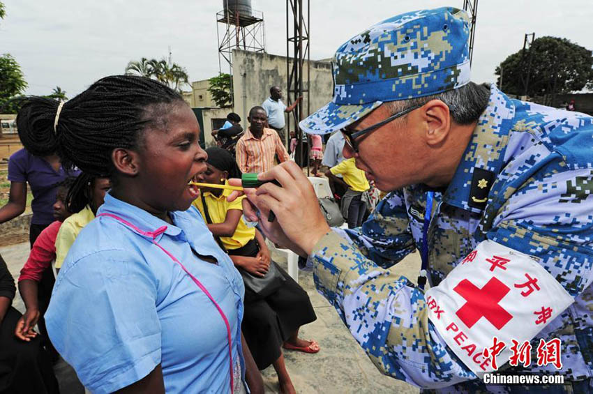 Navio-hospital chinês “Arco da Paz” oferece tratamento médico a crianças deficientes em Moçambique