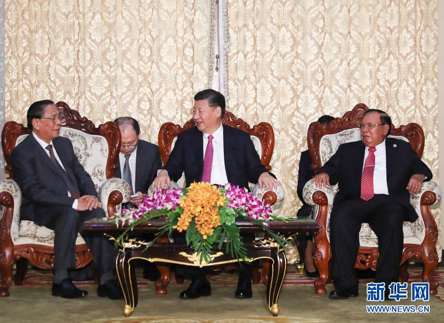 Presidente chinês reúne-se com ex-presidente laociano