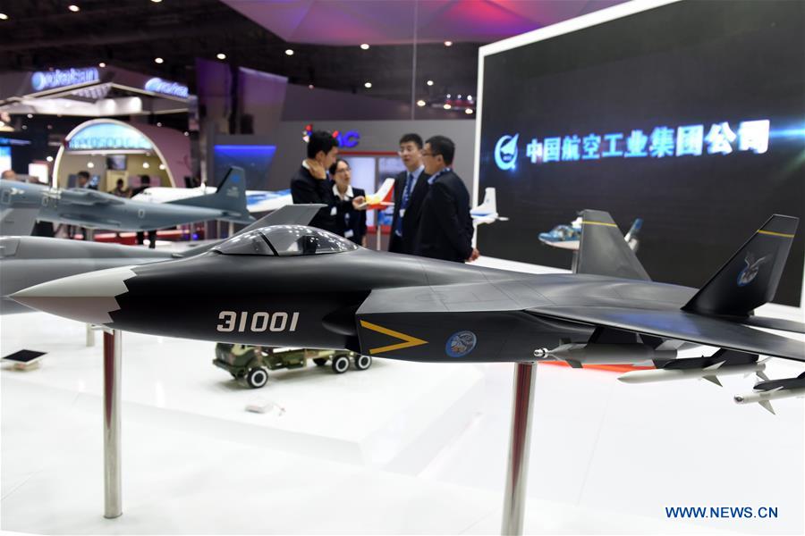 Galeria: maquetes de aeronaves chinesas em exibição no 15º Show Aéreo Bienal de Dubai 