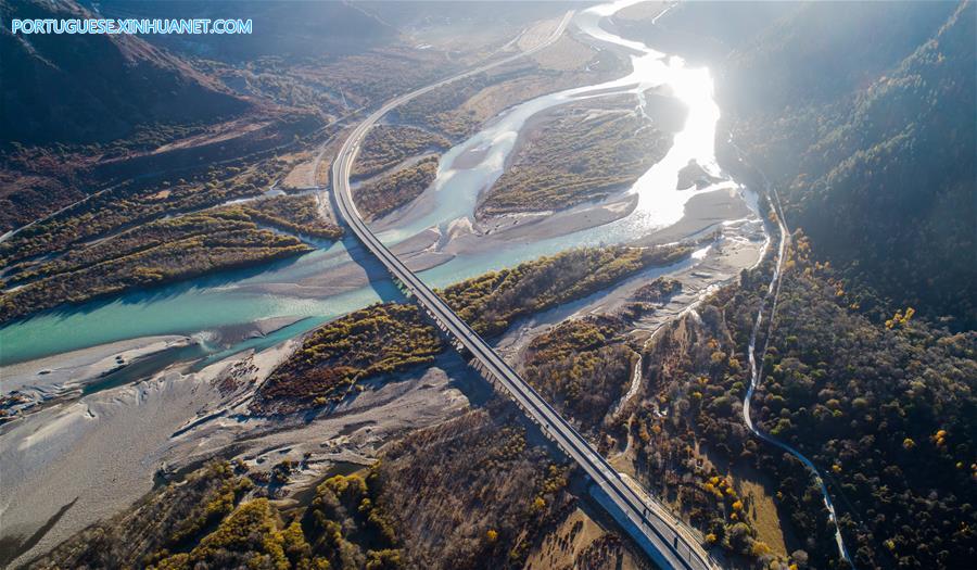 As estradas melhoram o transporte no Tibete, sudoeste da China