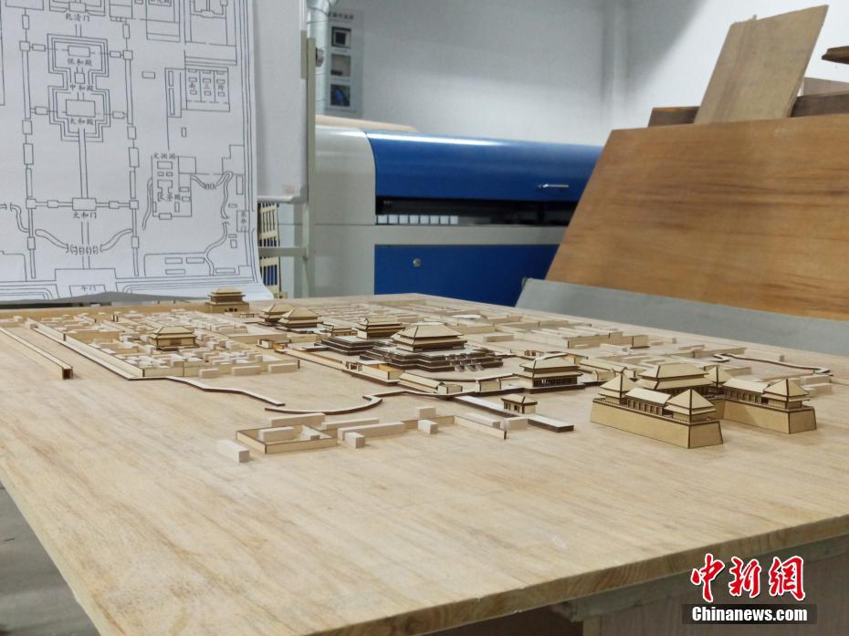 Universitários chineses constroem miniatura da Cidade Proibida em madeira